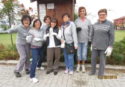 Alcune delle volontarie dell’associazione Busca&Verde in piazza Dante  dove curano duecento piante di rose, le quali in questa stagione,dopo la fioritura estiva, sfoggiano bacche rosse ornamentali che rimarranno sugli steli tutto l'inverno